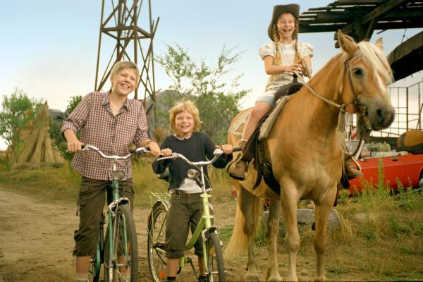 Bild 1 von 9: Emma (Zoe Charlotte Mannhardt), Leo (Karl Alexander Seidel) und sein Bruder Max (Konstantin Kaucher, li.) freuen sich: Der Streich, den sie gespielt haben, ist geglückt - das Pferd Mississippi bleibt bei Emma.