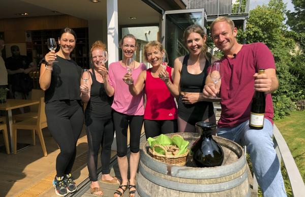 Bild 1 von 1: Tobias Kämmerer und die Happy Yoga Truppe mit Sophie Fitz.