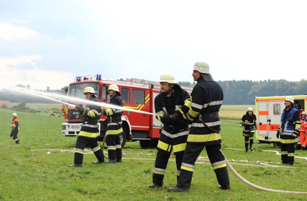 Bild 1 von 11: Xaver (Michael Schreiner) und die anderen Feuerwehrler geben ihr Bestes, um den Brand schnell unter Kontrolle zu bekommen.