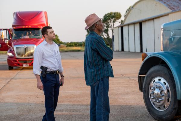 Bild 1 von 14: Ausgetrickst: Gerick (Morgan Freeman, r.) und FBI-Rookie Sterling (Cameron Monaghan, l.).