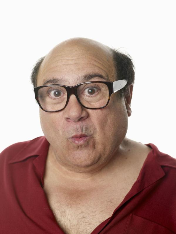 Bild 1 von 22: (4. Staffel) - Frank Reynolds (Danny DeVito) ist der juristische Vater von Dennis und Dee, beteuert immer nur das Beste für seine Kinder zu wollen, nutzt sie allerdings ständig aus und spannt sie für seine Zwecke ein ...