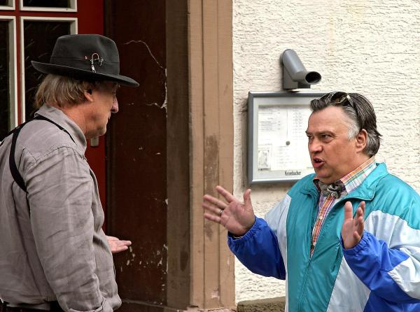 Bild 1 von 16: Im Bild: Polizist Otto Mohnhaupt (Bernd Stegemann, re.) hat eigentlich Urlaub. Das hilft ihm aber nicht viel, denn Baumert (Günther Maria Halmer) bringt ihn dazu, im Fall seines angefahrenen Hundes trotzdem nach Spuren zu suchen