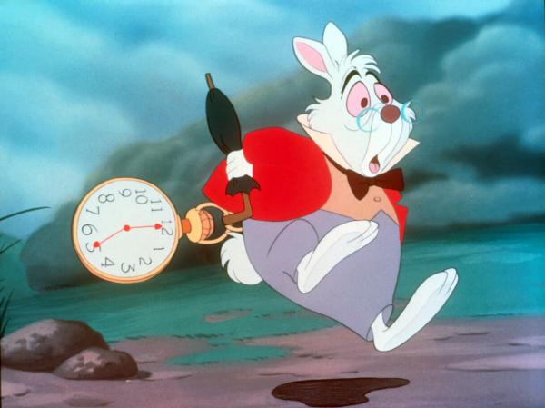 Bild 1 von 4: Als Alice eines schönen Tages einem sprechenden weißen Kaninchen mit einer großen Uhr folgt, landet sie prompt in einer außergewöhnlichen Welt, dem Wunderland. Auf ihrer Reise durch diese fröhlich bunte, aber auch sehr eigenartige Welt, begegnet sie einer gestiefelten Raupe, einem verrückten Hutmacher und ist zu Gast bei einer Nichtgeburtstagsparty. Einer zwielichtigen Tigerkatze hat es das Mädchen schließlich zu verdanken, dass es den Zorn der Herzkönigin auf sich zieht.