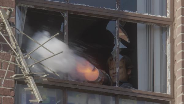 Bild 1 von 33: Feuer frei: Unter Beschuss von lettischen Terroristen schießt Bombenbastler MacGyver (Lucas Till) mit einer selbstgebauten Waffe zurück.