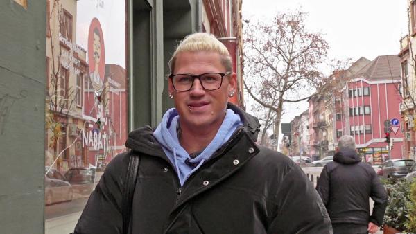 Bild 1 von 4: Andy hat wegen Kopfschmerzen den Arzt aufgesucht und einen Vitaminmangel festgestellt. Nun besorgt und bezahlt er eigenständig Spritzen, die ihm helfen