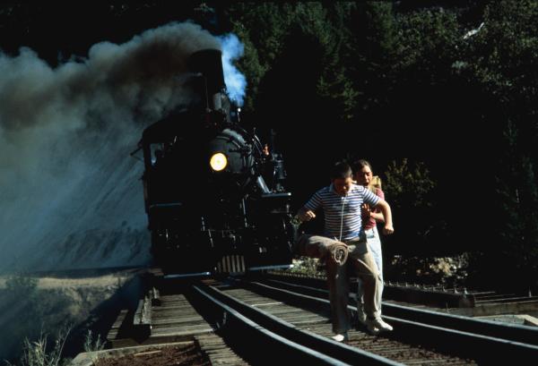 Bild 1 von 3: Während ihrer Abenteuer geraten die Jungen immer wieder in brenzlige Situationen, wie auf der Eisenbahnbrücke, als Gordie (Wil Wheaton, r.) und Vern (Jerry O´Connell, l.) fast von einem Zug überrollt werden. Doch Ereignisse wie diese schmieden die Freunde nur enger zusammen.