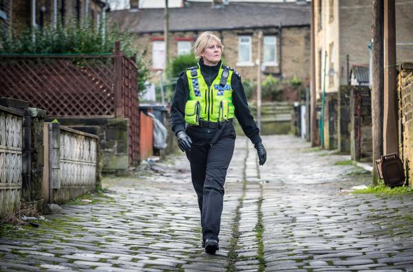 Bild 1 von 1: Sergeant Catherine Cawood (Sarah Lancashire) hat in der überschaubaren Stadt Halifax meist mit Drogenabhängigen und Alkoholikern zu tun ? bis Tommy Lee Royce, der Vergewaltiger ihrer Tochter, freikommt.