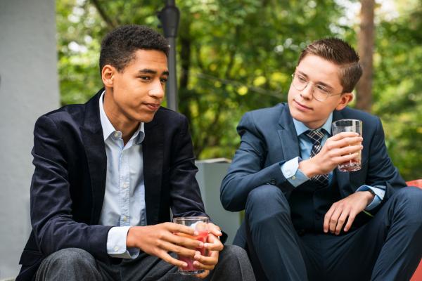 Bild 1 von 5: Joshua (Georg Trappe, rechts) berät sich mit Malik (Jonathan Vöhringer, links) zum Prozess.