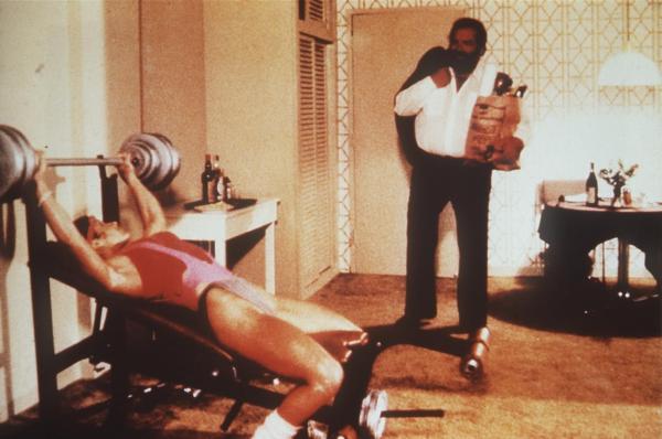 Bild 1 von 8: Steve (Bud Spencer, r.) und seine Kollegin, die FBI-Agentin Irene (Jackie Castellano, l.), halten sich auf unterschiedliche Weise fit: Steve isst während Irene trainiert ...