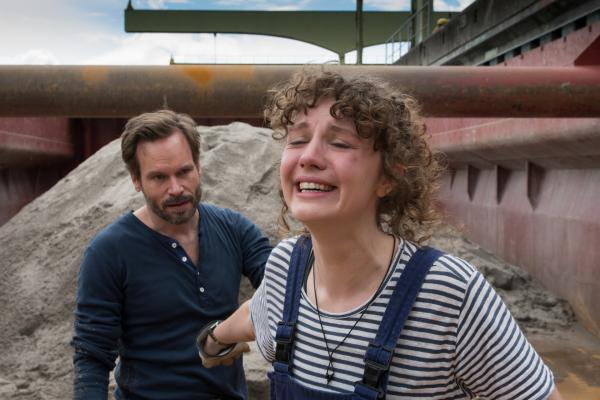 Bild 1 von 13: Noraly van de Wal (Anne Rietmeijer, r.) nehmen die Ereignisse auf der \