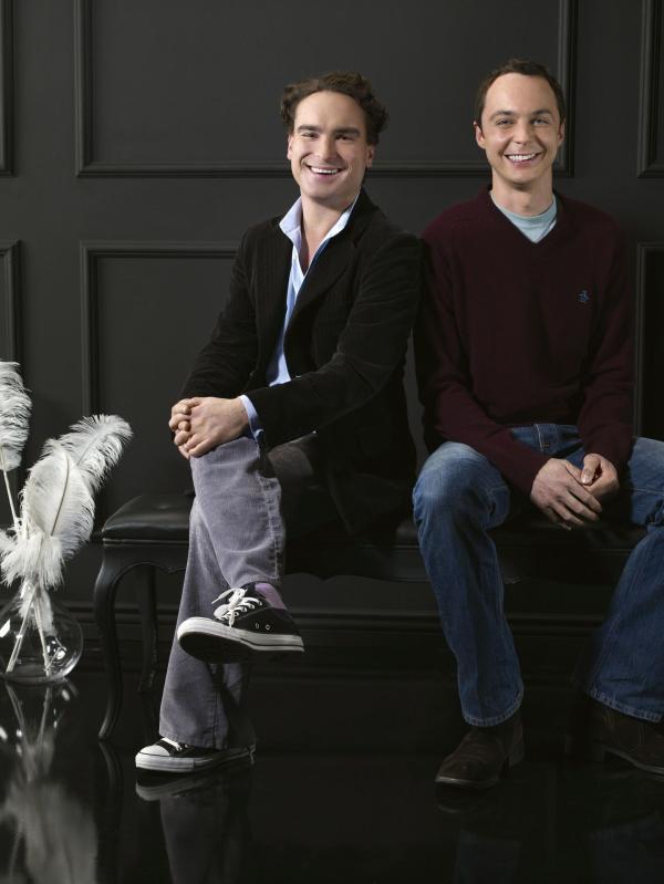 Bild 1 von 20: (1. Staffel) - Zwei brilliante Physiker: Dr. Leonard Hofstadter (Johnny Galecki, l.) und Dr. Sheldon Cooper (Jim Parsons, r.) ...