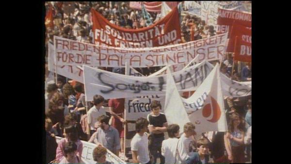 Bild 1 von 16: Im Bild: Friedensdemonstration in den 1980er Jahren.