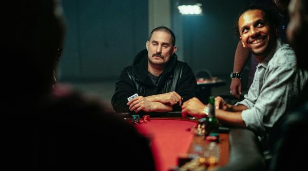 Bild 1 von 17: Wärter Besich (Clemens Schick, Mitte) zockt beim Glücksspiel