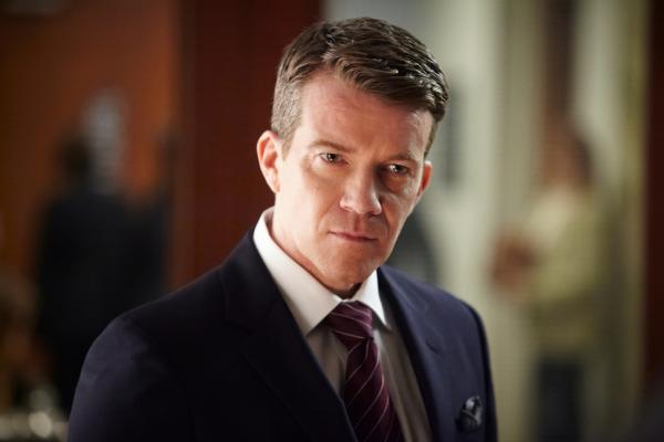 Bild 1 von 2: Stephen (Max Beesley) bleibt undurchsichtig. Die Vorwürfe gegen ihn eskalieren, doch noch fehlt der Beweis.