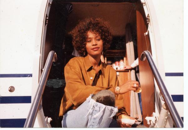 Bild 1 von 17: Im Bild: Junge Whitney Houston im Flugzeug.