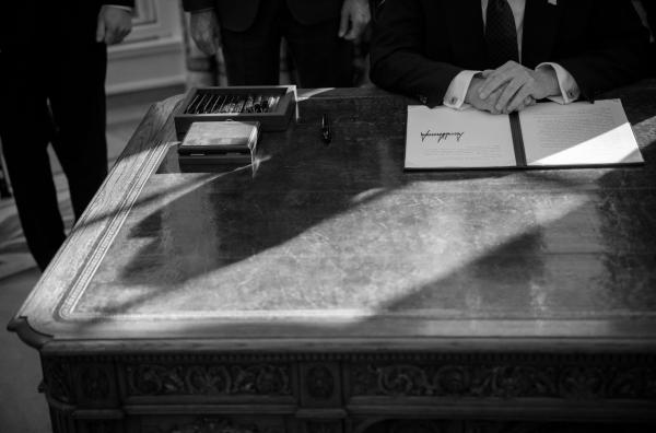 Bild 1 von 1: Die Dokumentation von Michael Kirk beleuchtet zentrale Momente beider Amtszeiten Donald Trumps. (Aufnahme vom 14. Februar 2025 im Weißen Haus)