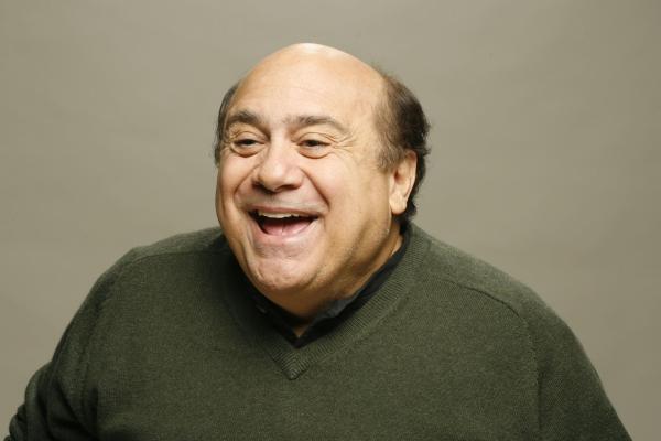 Bild 1 von 18: (3. Staffel) - Frank Reynolds (Danny DeVito) ist der juristische Vater von Dennis und Dee, beteuert immer nur das Beste für seine Kinder zu wollen, nutzt sie allerdings ständig aus und spannt sie für seine Zwecke ein ...