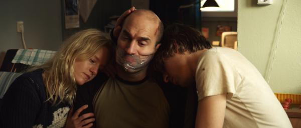 Bild 1 von 9: Gewalt schlummert in uns allen. Von links: Elena (Julia Zange), Erich (Urs Jucker) und Robert (Josef Mattes).