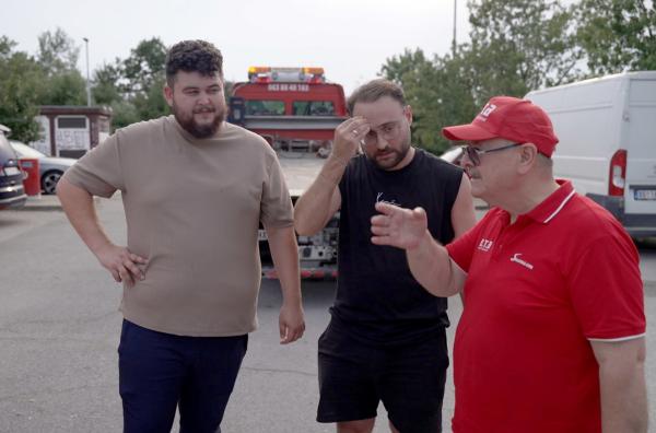 Bild 1 von 3: Deutsch-türkische Reisende haben nahe Belgrad eine Panne. Sezai Koç (re.) rückt mit dem Abschleppdienst an.