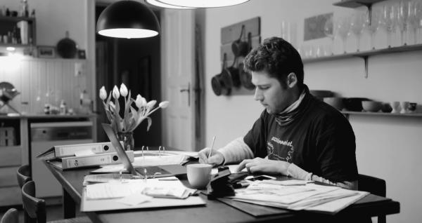 Bild 1 von 9: Jonas macht seine Steuererklärung. Es ist fies: Alles, was unangenehm ist, kommt einem auch noch ewig vor. Da kann man prokrastinieren, wie man will.