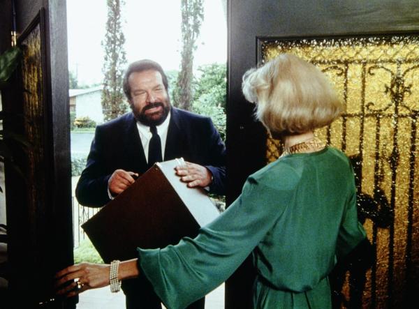 Bild 1 von 6: Bei seinen Recherchen gelangt Alan Parker (Bud Spencer, l.) zu der reichen Signora Haig (Cristina Trotter, r.), die einem Heiratsschwindler aufgesessen ist ...