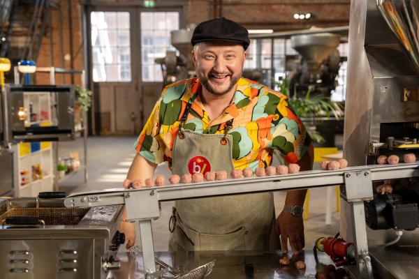 Bild 1 von 6: Kötbullar, schwedische Hackbällchen, sind nicht nur Nationalgericht, Sie werden millionenfach bei  IKEA verkauft. Sebastian Lege schaut genau auf die Zutatenliste der kleinen Klopse.