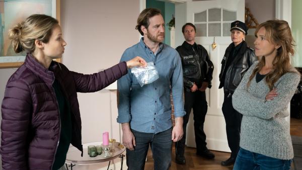 Bild 1 von 6: Nikola (Christin Heim, l.) ist aufgebracht. Die Kette ihrer Nachbarin Vera (Lea Fassbender, r.) wurde am Boot ihres Mannes gefunden. Was hatte sie dort zu suchen? Eric Ehlert (Tom Radisch, 2.v.l.) möchte das auch wissen. Im Hintergrund: Melanie Hansen (Sanna Englund, 2.v.r.) und Mattes Seeler (Matthias Schloo, 3.v.l.).