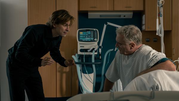 Bild 1 von 6: Nicolas Dardenne (Gustav Schmidt, l.) hat Angst um seinen Vater und gleichzeitig fühlt er sich von den Plänen von Bernhard Dardenne (Bernhard Schir, r.) überrumpelt.