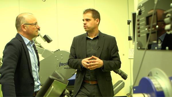 Bild 1 von 5: Dr. Edwin Mulder (rechts) ist Sportwissenschaftler und versucht herauszufinden, wie man Astronauten in der Schwerelosigkeit optimal fit hält. Links: Moderator Karsten Schwanke.