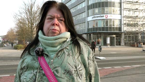 Bild 1 von 2: Pamela ist wütend. Ihre Witwenrente wird aufs Bürgergeld angerechnet. Nun verlangt sie Gerechtigkeit vom Jobcenter.