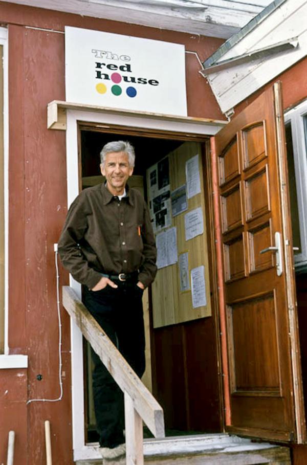 Bild 1 von 5: Im Jahr 1984 kaufte Robert Peroni eine kleine rote Hütte in Tasiilaq, die zur Begegnungsstätte für junge Grönländer wurde.