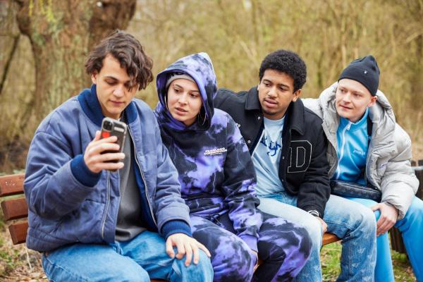 Bild 1 von 10: (v.l.n.r.) Younes (David Ali Rashed); Shirin (Manal Raga a Sabit); Amadou (Aaron Maldonado-Morales); Rocky (Vito Sack)