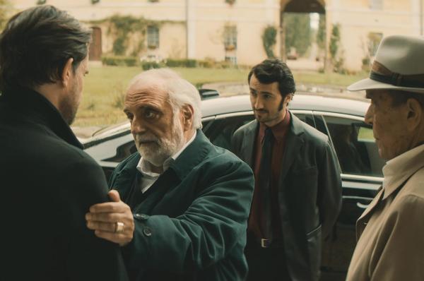 Bild 1 von 27: Im Bild: Treffen des Clans: Gabriel Morales (Oliver Mommsen), Pietro Connagi (Allessandro Bressanello), dessen Sohn Vico (Axel Moustache) und Toto Conte (Orso Maria Guerrini).