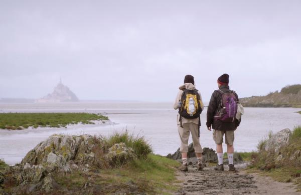 Bild 1 von 3: Nach mehr als 300 Kilometern Fußmarsch ist es für Pilger ein besonderer Moment: der erste Blick auf den Mont-Saint-Michel. Majestätisch dominiert seine Silhouette die Bucht.