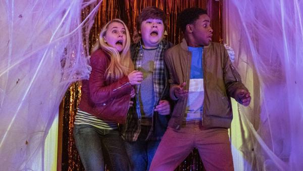 Bild 1 von 4: Sarah (Madison Iseman), Sonny (Jeremy Ray Taylor) und Sam (Caleel Harris) stehen im Mittelpunt einer Reihe von gruseligen, aufregenden und lustigen Ereignissen.
