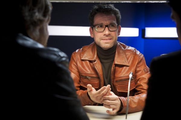 Bild 1 von 33: Mick (Henning Baum, l.) und Andreas (Maximilian Grill, r.) ermitteln im Mordfall des Finanzbeamten Martin Trabert. Doch was hat Heiner Lohse (Thomas Bartling, M.) mit dem Mord im Bordell zu tun?