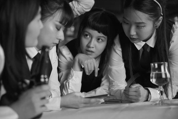 Bild 1 von 8: Obwohl Émilie (Lucie Zhang, 2.v.r.) einen Eliteuniabschluss hat, verharrt sie in Minijobs und flüchtet sich ins Partyleben.