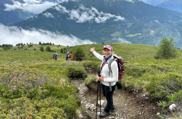 Bild 1 von 4: Tamina Kallert macht mit einer buntgemischten Wandergruppe eine Alpenüberquerung entlang des legendären Fernwanderwegs E5.