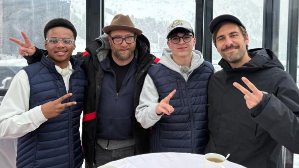 Bild 1 von 1: Azad und Nick treffen bei ihrem Praktikum beim Open-Air Konzert am Pitztaler Gletscher mit Gregor Meyle und Max Giesinger echte Promis.
© ZDF/Georg Bussek- Honorarfreie Verwendung gemäß AGB im redaktionellen Zusammenhang mit genannter Sendung bei Nennung \