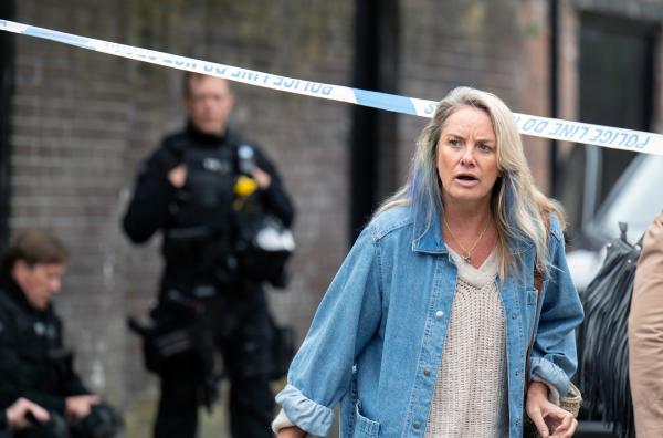 Bild 1 von 5: Cathy Teel (Tamzin Outhwaite) trifft am Tatort ein und bangt um ihre Enkelin.