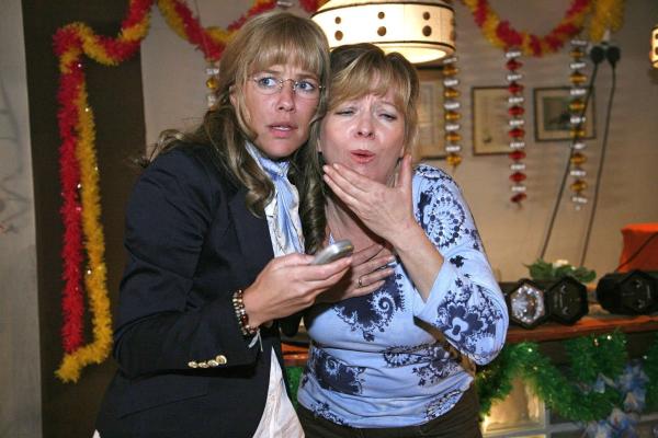 Bild 1 von 14: Während der Party bricht plötzlich ein Feuer aus. Für Lisa (Alexandra Neldel, l.) und ihre Mutter Helga (Ulrike Mai, r.) wird die Lage immer bedrohlicher. (Dieses Foto von Alexandra Neldel darf nur in Zusammenhang mit der Berichterstattung über die Serie \