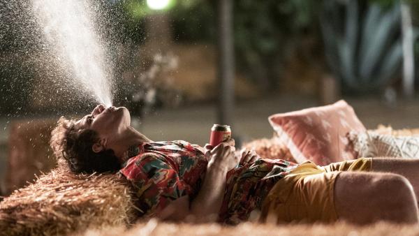 Bild 1 von 6: Nyles (Andy Samberg) bleibt in einer Zeitschleife stecken..