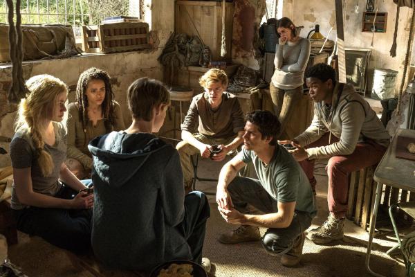 Bild 1 von 11: (v.l.n.r.) Sonya (Katherine McNamara); Harriet (Nathanlie Emmanuel); Aris (Jacob Lofland); Newt (Thomas Brodie-Sangster); Thomas (Dylan O'Brien); Brenda (Rosa Salazar); Frypan (Dexter Darden)