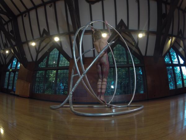 Bild 1 von 3: Demonstration von Biotechnik anhand einer Tanzperformance einer Tänzerin der \