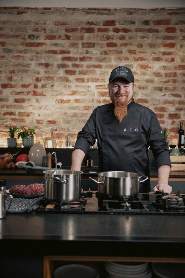 Bild 1 von 9: Lucki Maurer am Herd.