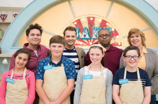 Bild 1 von 6: Im Bild (v.li.): Andrea, Sam Nixon, Alfie, Mark Rhodes, Lucy, Graham Hornigold, Freddie und Allegra McEvedy.