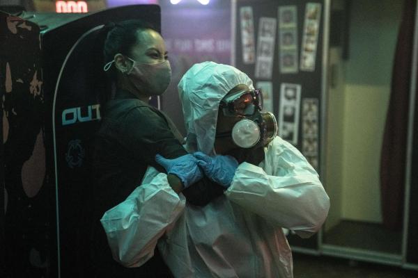 Bild 1 von 10: Desi Nguyen (Levy Tran, l.)