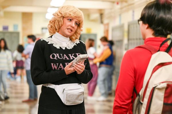 Bild 1 von 3: Im Bild: Wendi McLendon-Covey (Beverly Goldberg), Kenny Ridwan (Dave Kim).