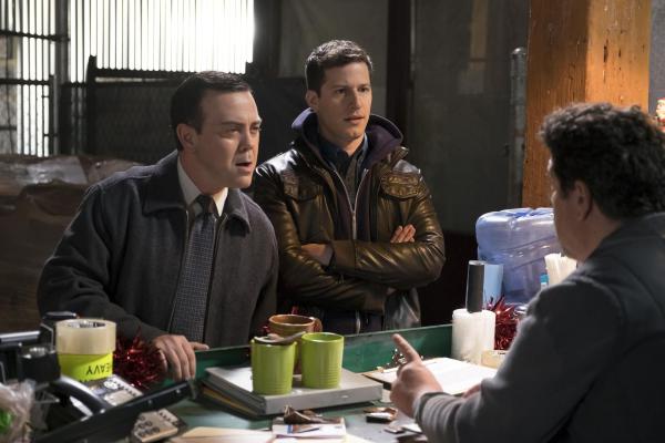 Bild 1 von 8: Charles Boyle (Joe Lo Truglio, l.); Jake Peralta (Andy Samberg, r.)