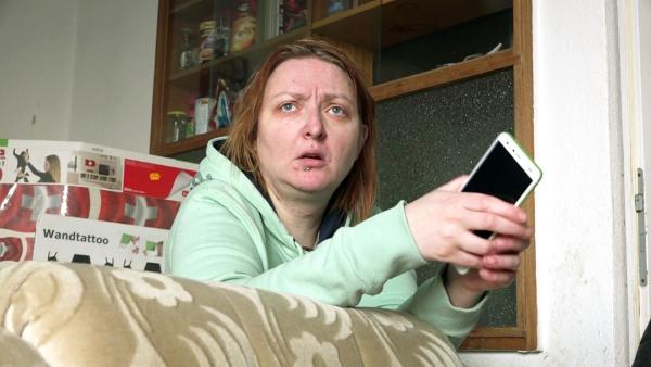 Bild 1 von 3: Auch die alleinerziehende Yvonne (36) würde die Stadt gerne gemeinsam mit ihrem Sohn Mario (15) verlassen